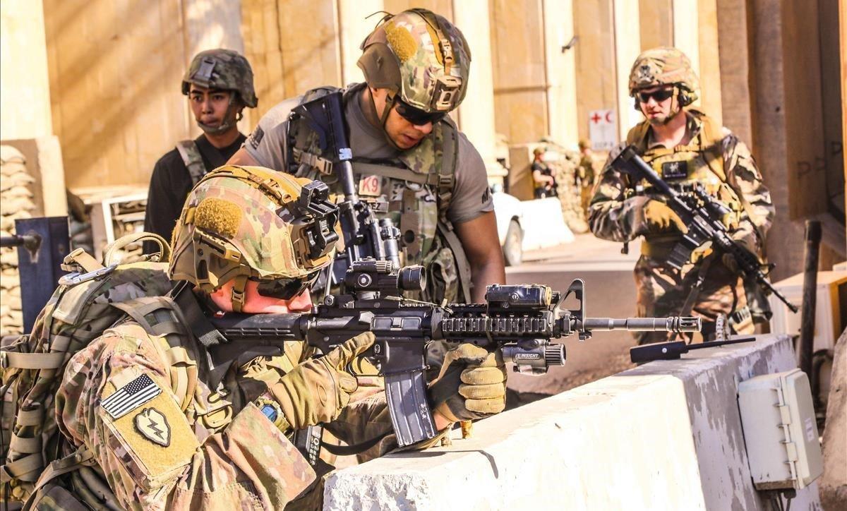 Soldados estadounidenses toman posiciones de ataque en un operativo en Irak.