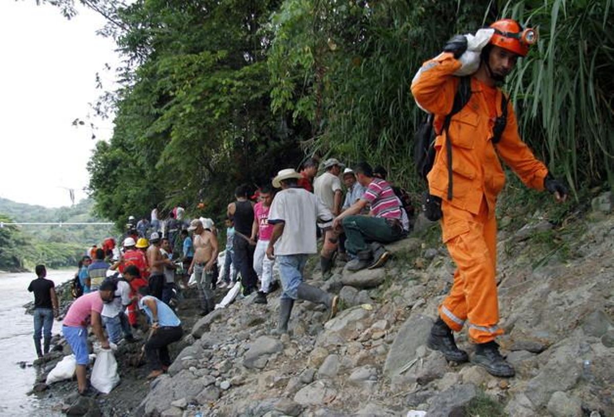 Defensa Civil participa en las labores de rescate de los 17 mineros atrapados en Riosucio. Defensa Civil participa en las labores de rescate de los 17 mineros atrapados en Riosucio.