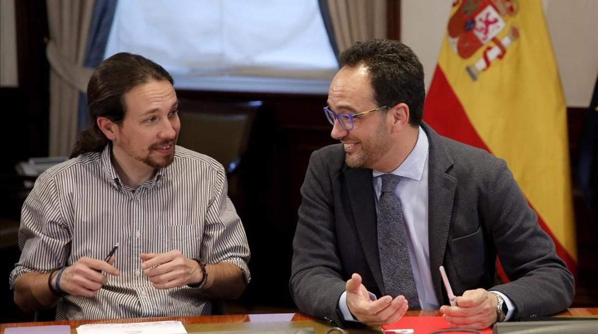 El líder de Podemos, Pablo Iglesias, junto al portavoz parlamentario socialista, Antonio Hernando, el pasado 7 de abril. El líder de Podemos, Pablo Iglesias, junto al portavoz parlamentario socialista, Antonio Hernando, el pasado 7 de abril.