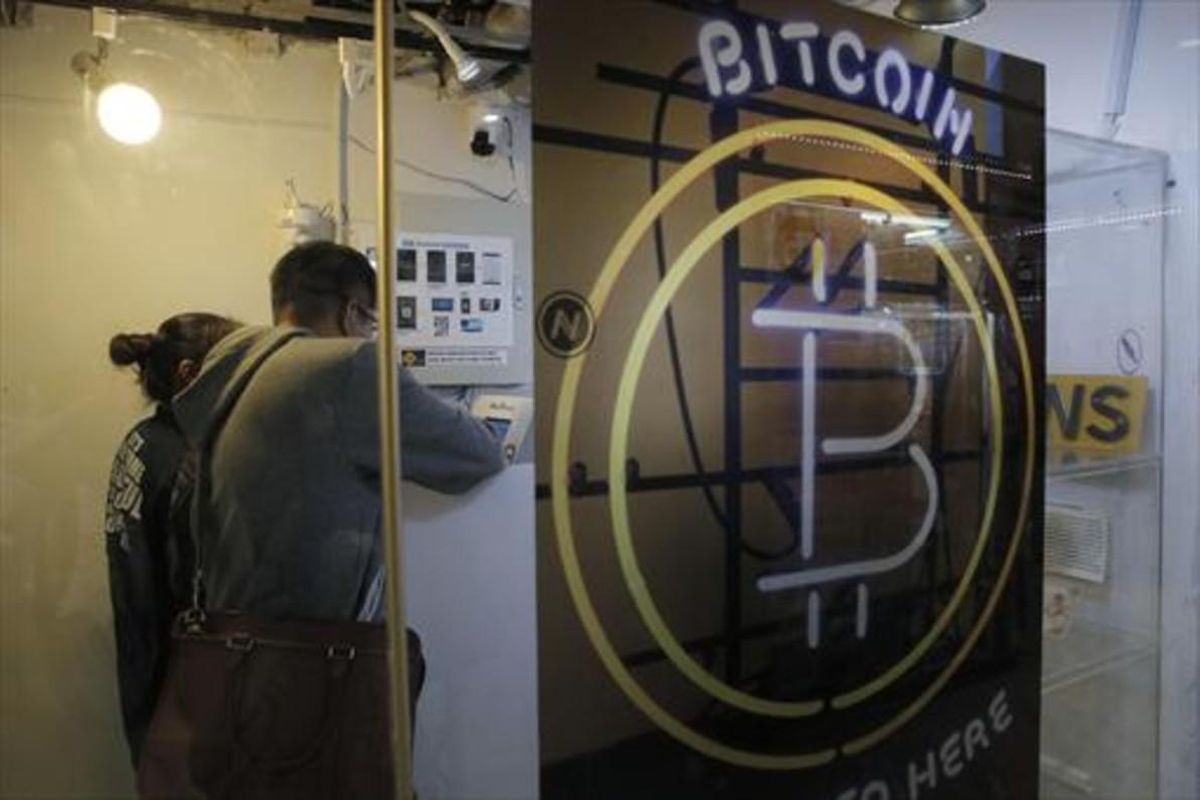 Dos clientes en un Bitcoin ATM de Hong Kong. Dos clientes en un Bitcoin ATM de Hong Kong.