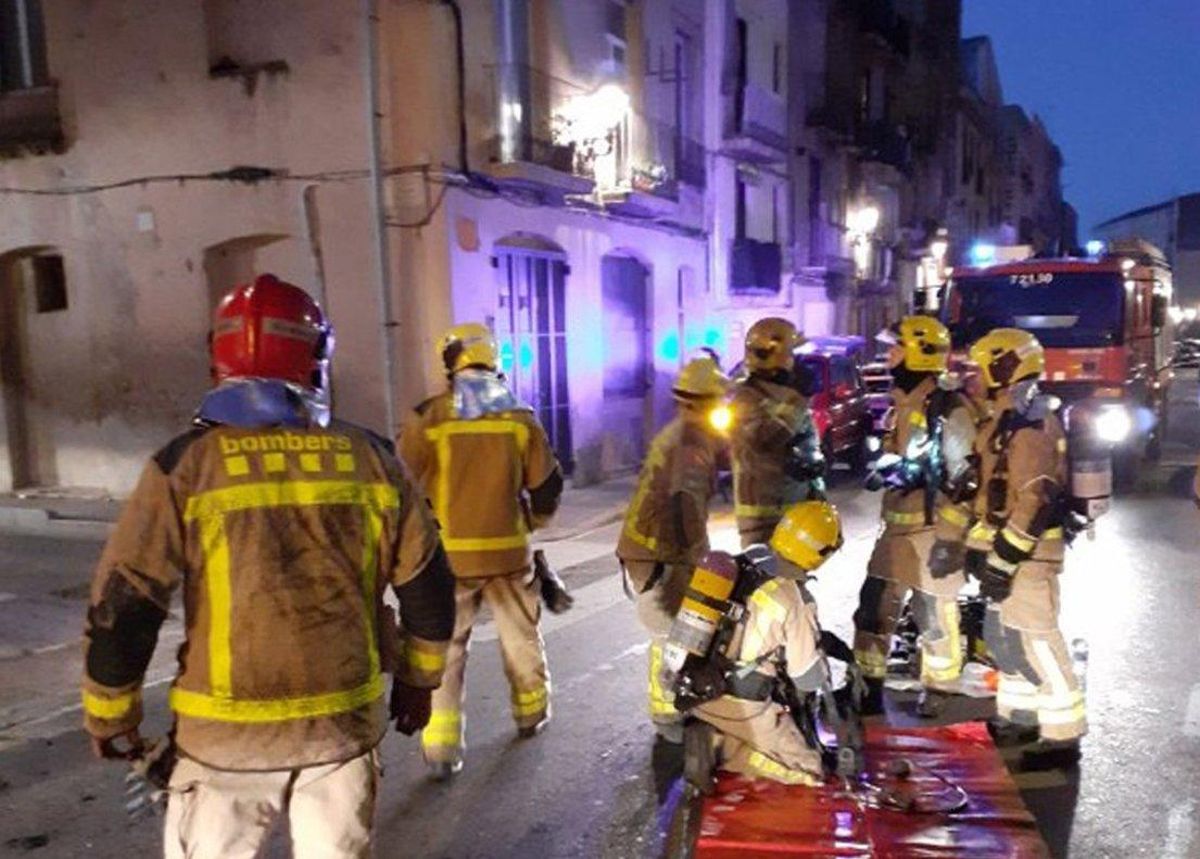 Los bomberos trabajan en el incendio declarado en un piso de Tortosa. Los bomberos trabajan en el incendio declarado en un piso de Tortosa.