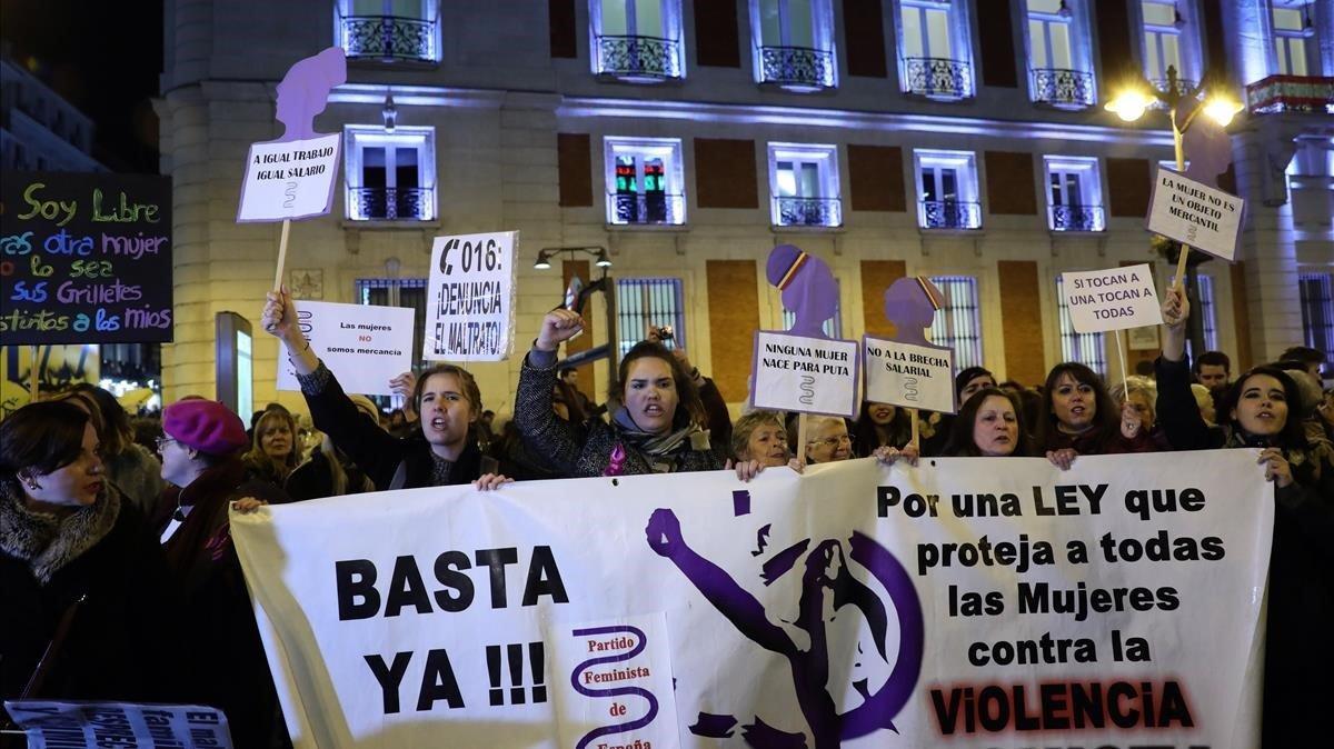 Protesta en la Puerta del Sol de Madrid contra la violencia machista Protesta en la Puerta del Sol de Madrid contra la violencia machista