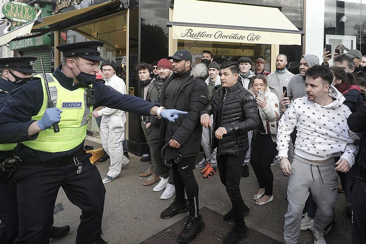 Almenys 20 detinguts en protestes violentes contra el confinament a Dublín Almenys 20 detinguts en protestes violentes contra el confinament a Dublín