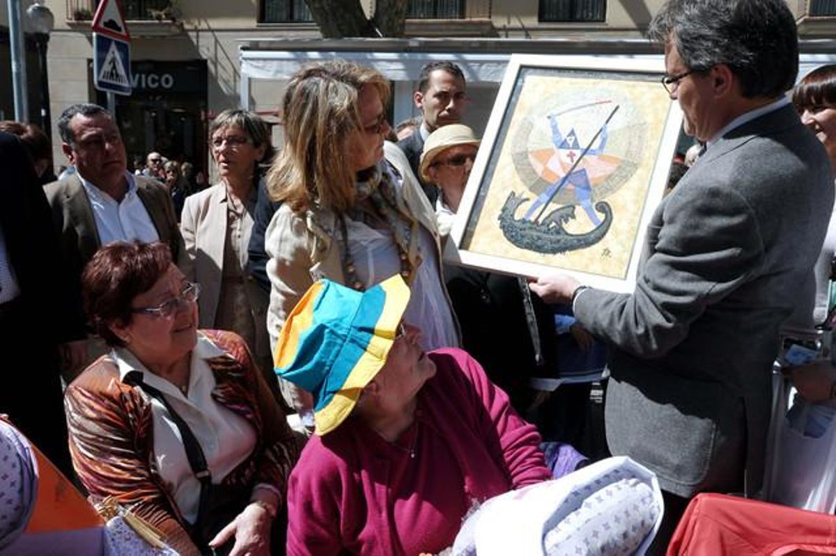 Artur Mas y su esposa contemplan el trabajo de una puntaire, este domingo, en Arenys de Mar. Artur Mas y su esposa contemplan el trabajo de una puntaire, este domingo, en Arenys de Mar.