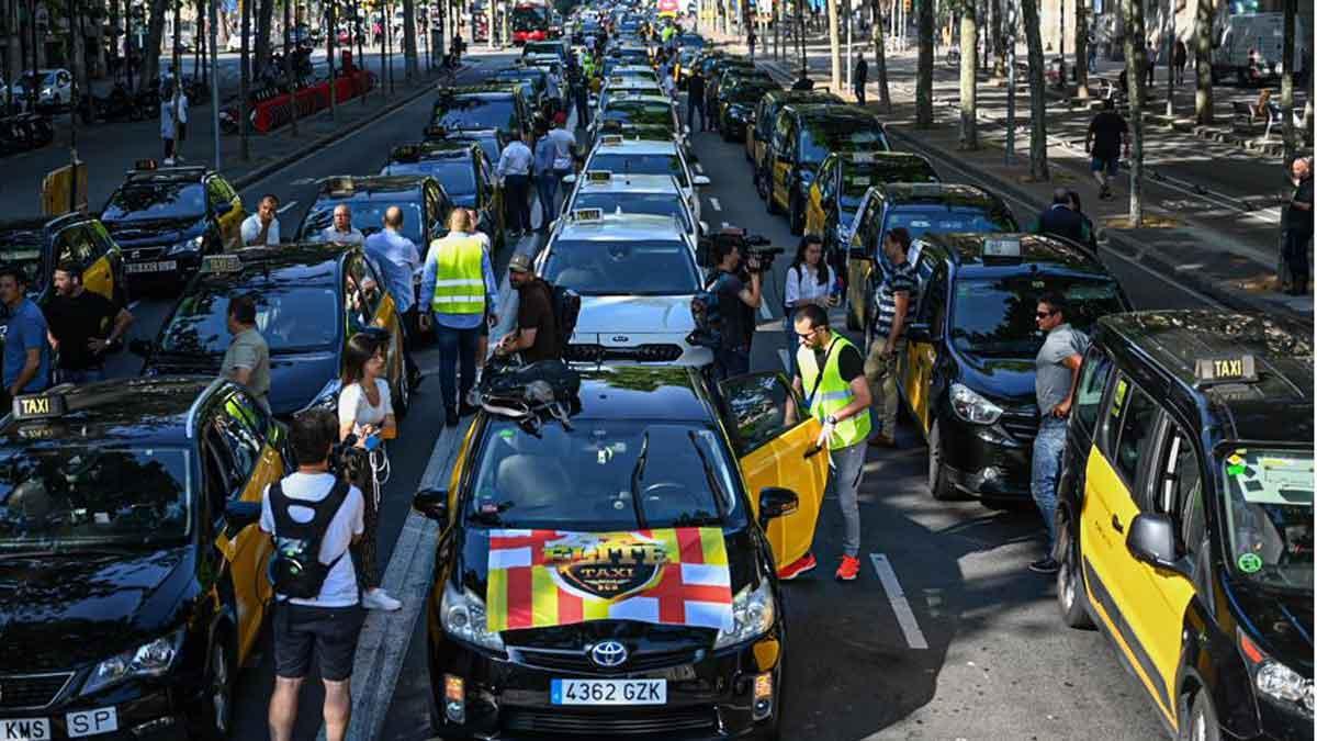 Los taxistas de Barcelona, preparados para iniciar la marcha lenta por la ciudad.