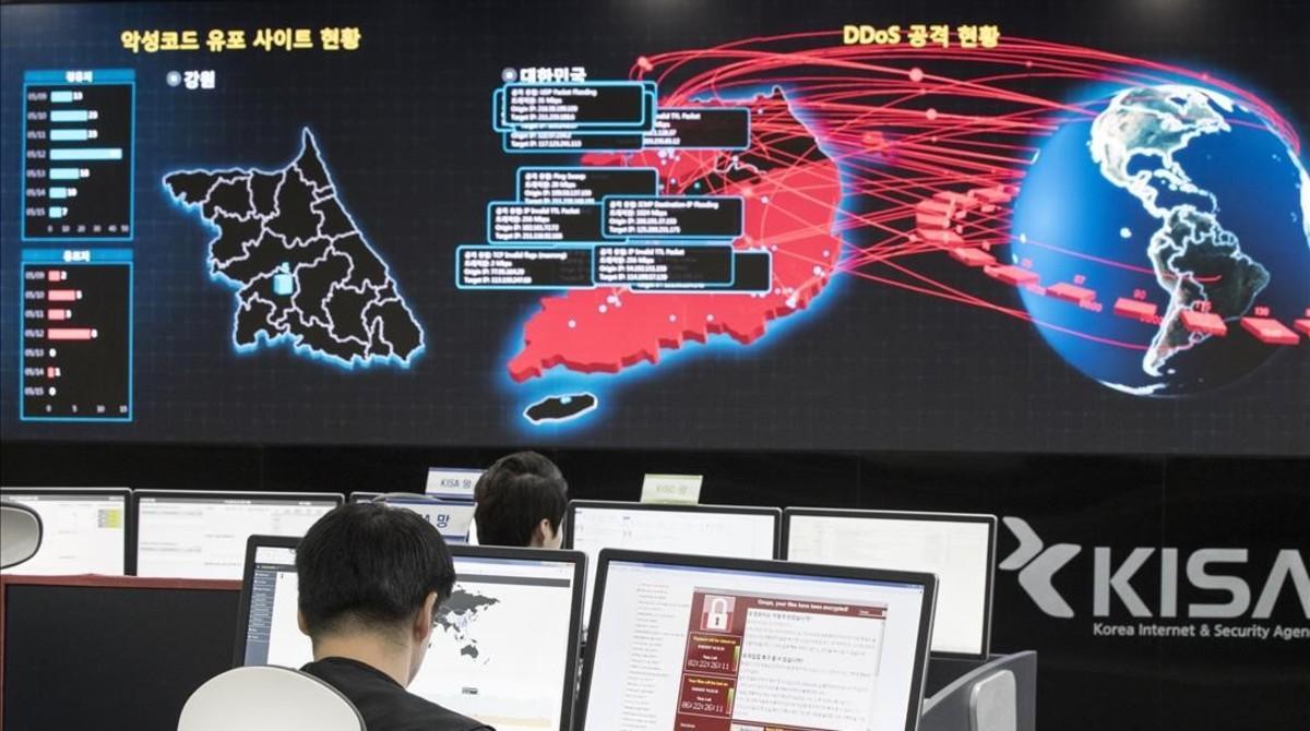 Informáticos en Seúl monitorizando los efectos del virus Wannacry, el pasado lunes.