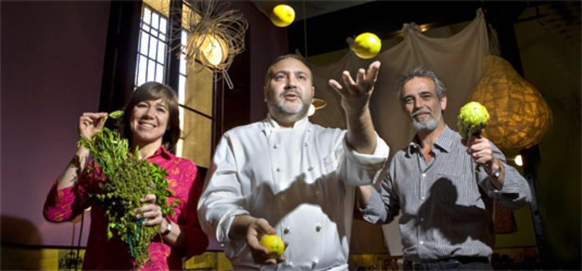 Ada Parellada, en compañía de Joan Pluvinet (a los malabares) y Santi Alegre, en Semproniana. JOAN CORTADELLAS Ada Parellada, en compañía de Joan Pluvinet (a los malabares) y Santi Alegre, en Semproniana. JOAN CORTADELLAS