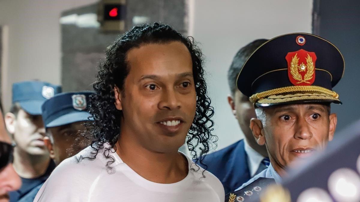 Ronaldinho, coducido por la policía al Palacio de Justicia de Asunción.
