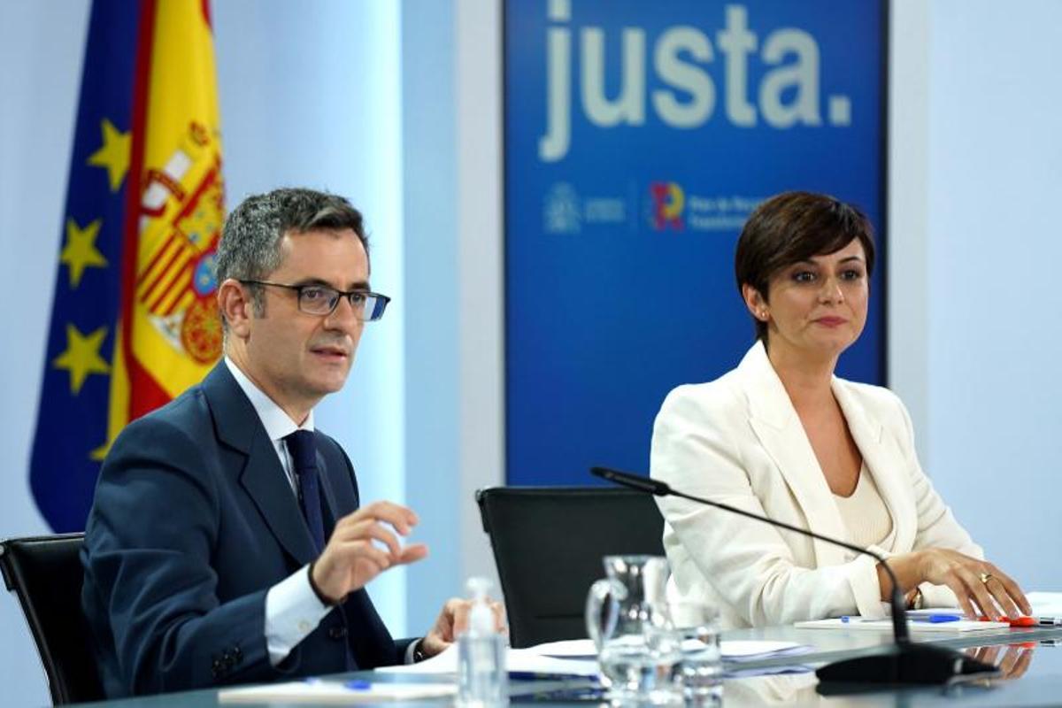 El titular de la Presidencia, Félix Bolaños, y la portavoz del Gobierno, Isabel Rodríguez, durante la rueda de prensa posterior al Consejo de Ministros de este 5 de octubre de 2021 en el palacio de la Moncloa.