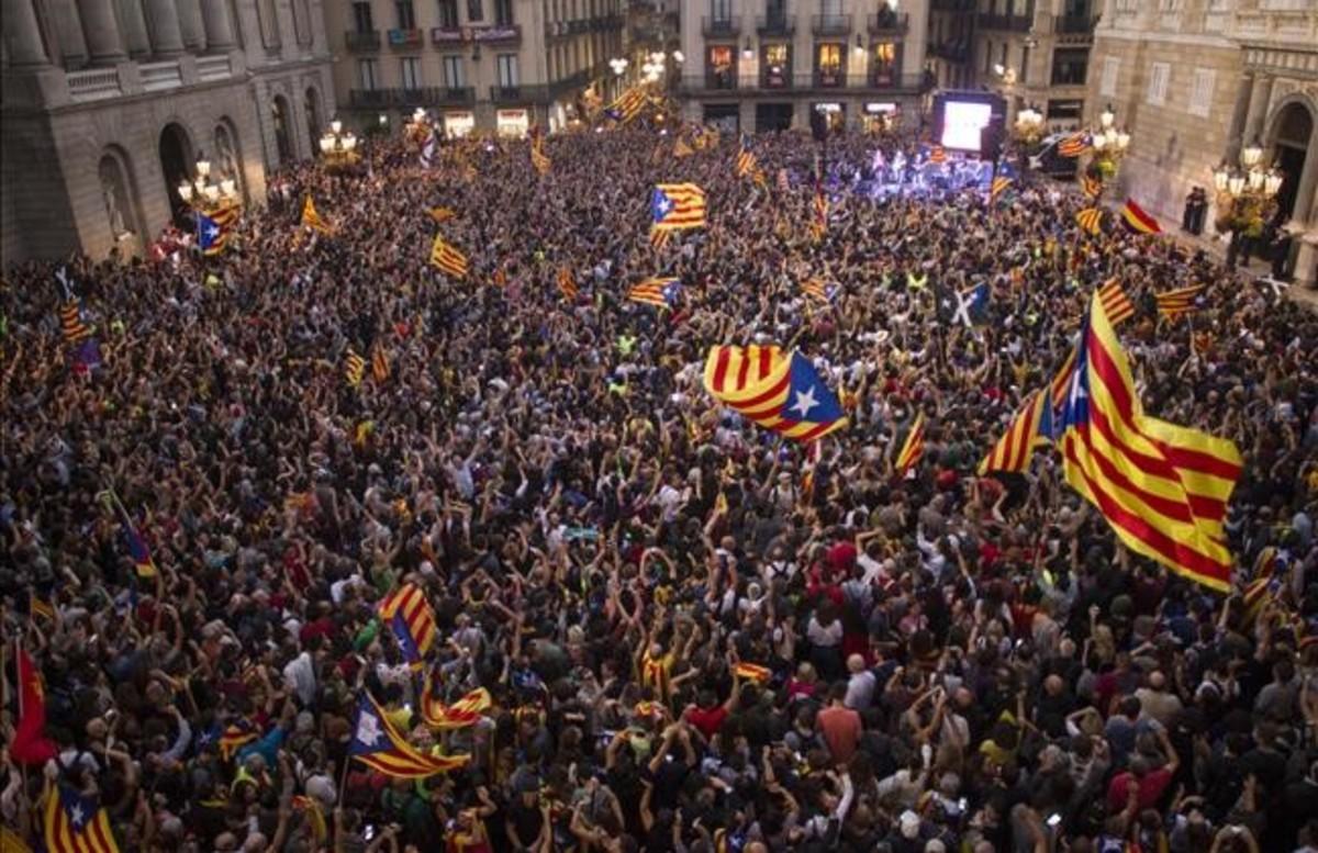 Concentración independentista en la plaza de Sant Jaume tras la declaración de independencia