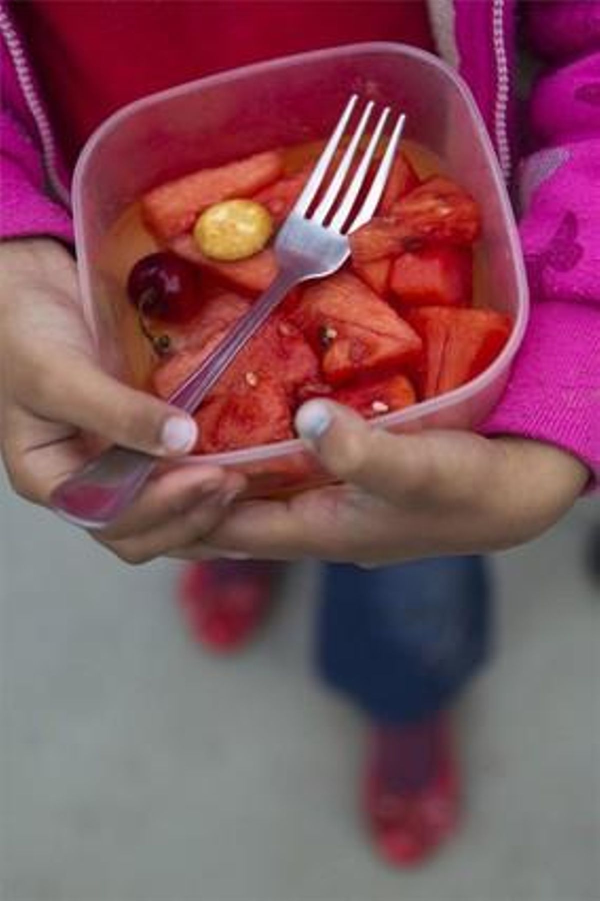 Un niño sostiene un plato de sandía. Un niño sostiene un plato de sandía.