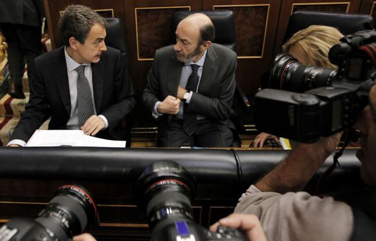Zapatero junto a Rubalcaba, antes del debate de hoy en el Congreso. Zapatero junto a Rubalcaba, antes del debate de hoy en el Congreso.