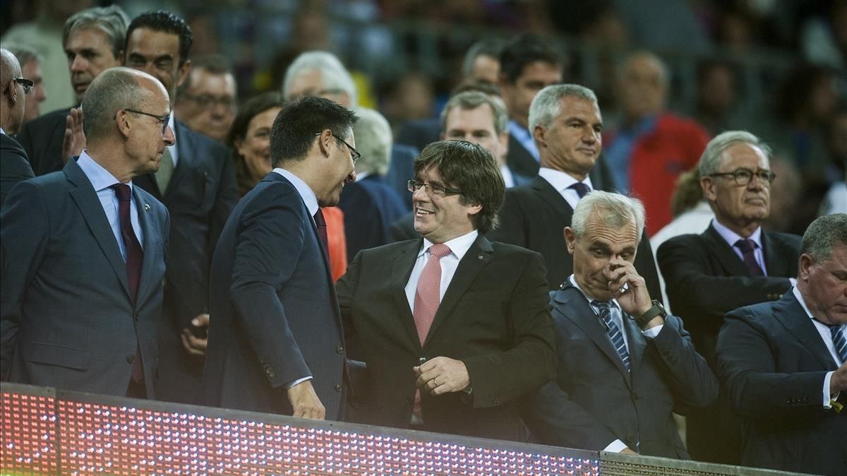 Bartomeu y Puigdemont, en el palco del Camp Nou. Bartomeu y Puigdemont, en el palco del Camp Nou.