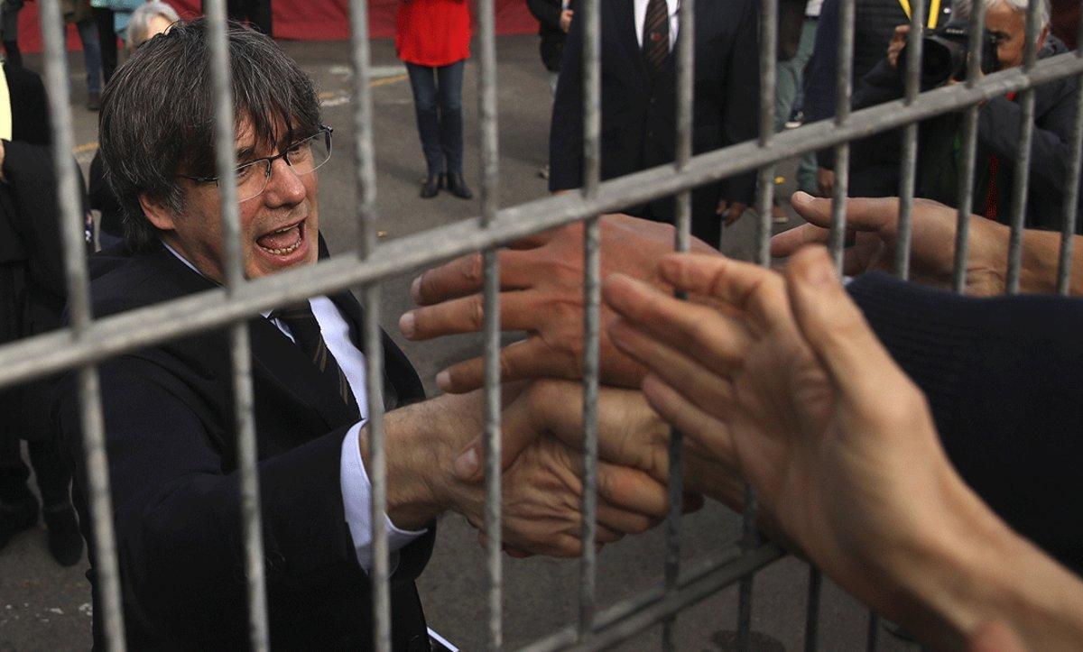 Carles Puigdemont saluda a sus simpatizantes tras el acto de este sábado en Perpinyà.