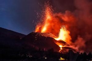 Muere un hombre mientras limpiaba el tejado de ceniza del volcán en La Palma
