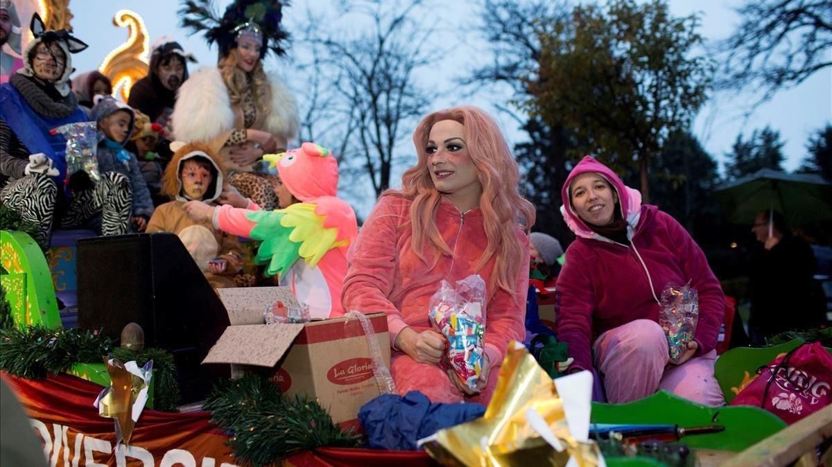 La ’drag queen’ La Prohibida en la carroza del Orgullo Vallekano durante la cabalgata de reyes del pasado viernes. La ’drag queen’ La Prohibida en la carroza del Orgullo Vallekano durante la cabalgata de reyes del pasado viernes.