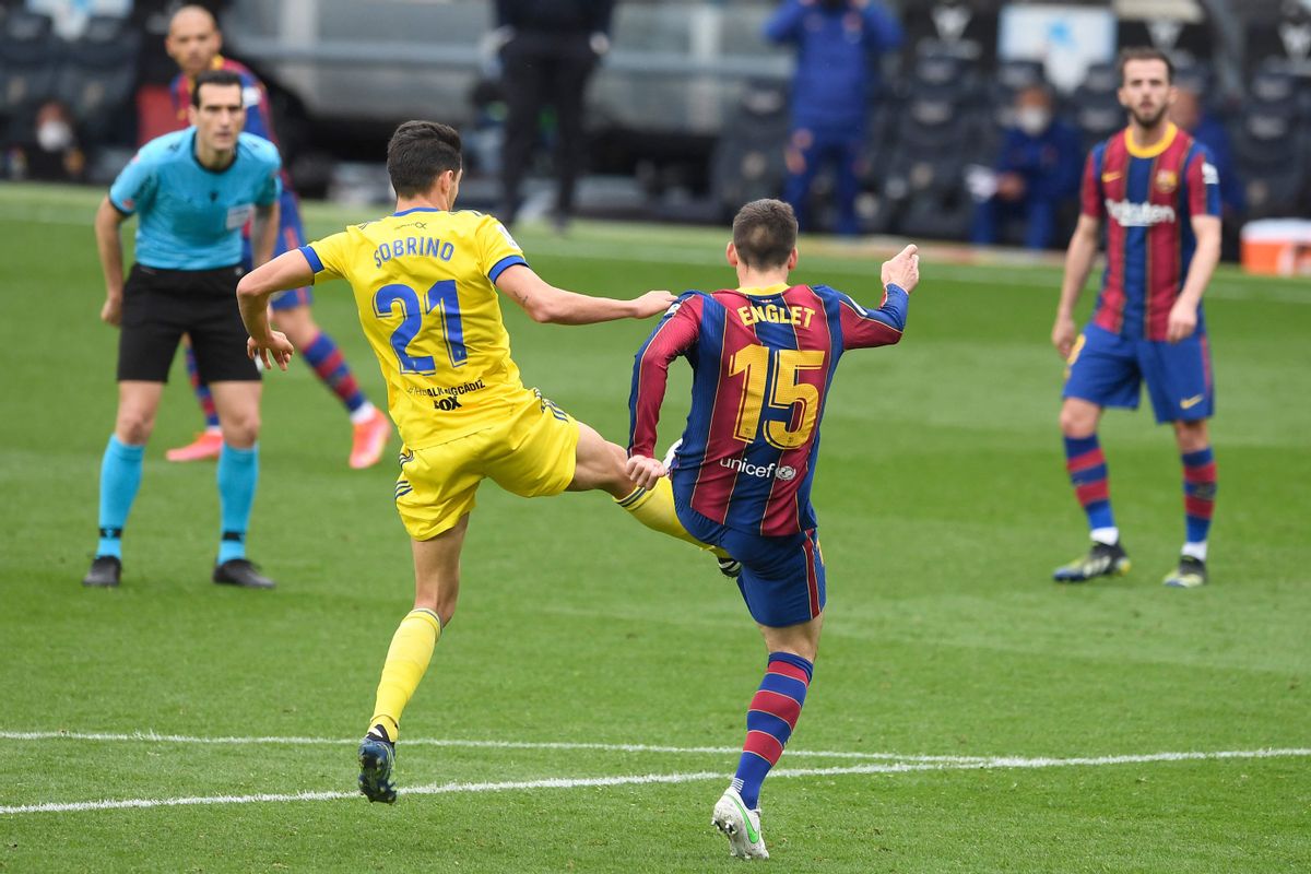Lenglet golpea a Sobrino y provoca el penalti que dio el empate al Cádiz en el Camp Nou. Lenglet golpea a Sobrino y provoca el penalti que dio el empate al Cádiz en el Camp Nou.