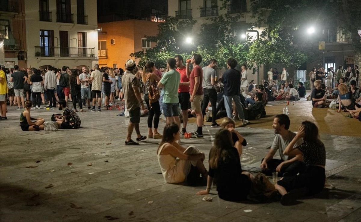 Fiesta en lla plaza del Sol, en Gràcia, durante la verbena de Sant Joan Fiesta en lla plaza del Sol, en Gràcia, durante la verbena de Sant Joan