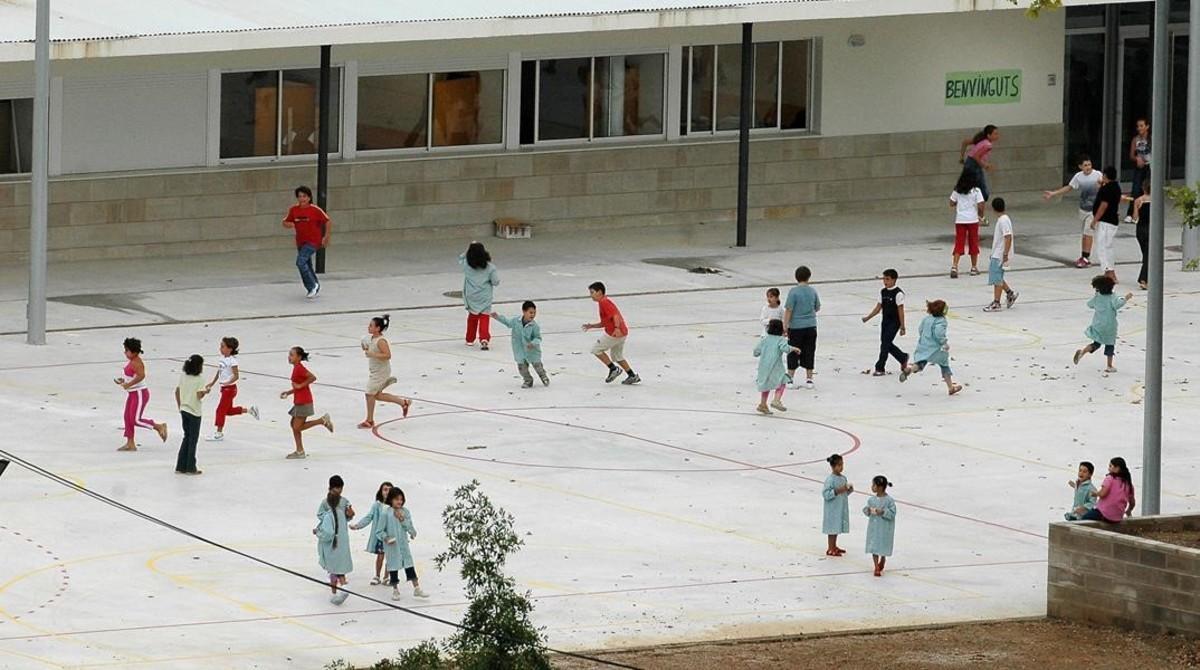 Un grupo de niños, en un centro escolar a la hora del patio. Un grupo de niños, en un centro escolar a la hora del patio.
