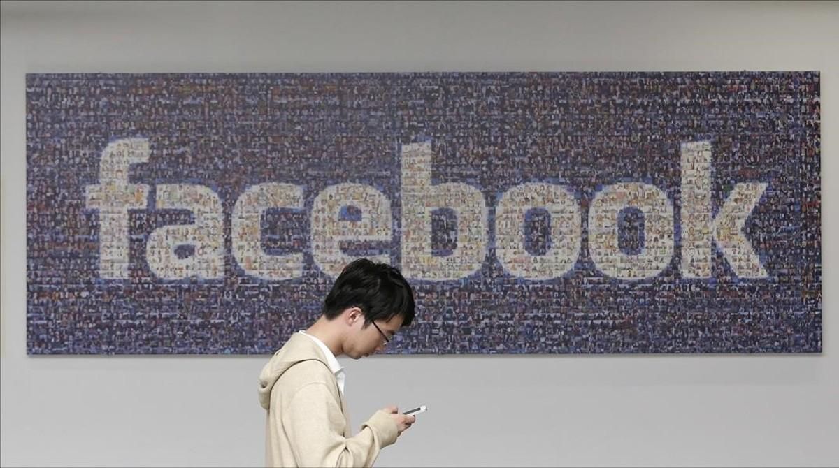 Un empleado de Facebook en la sede de la empresa. Un empleado de Facebook en la sede de la empresa.