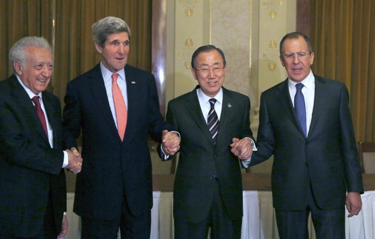 De izquierda a derecha, Lakhdar Brahimi (Liga Árabe), Ban Ki-moon (ONU), John Kerry (EEUU) y Sergei Lavrov (Rusia), este miércoles en Montreux.