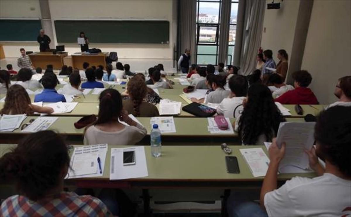 Un grupo de alumnos de Oviedo, durante las pruebas de este mes. Un grupo de alumnos de Oviedo, durante las pruebas de este mes.