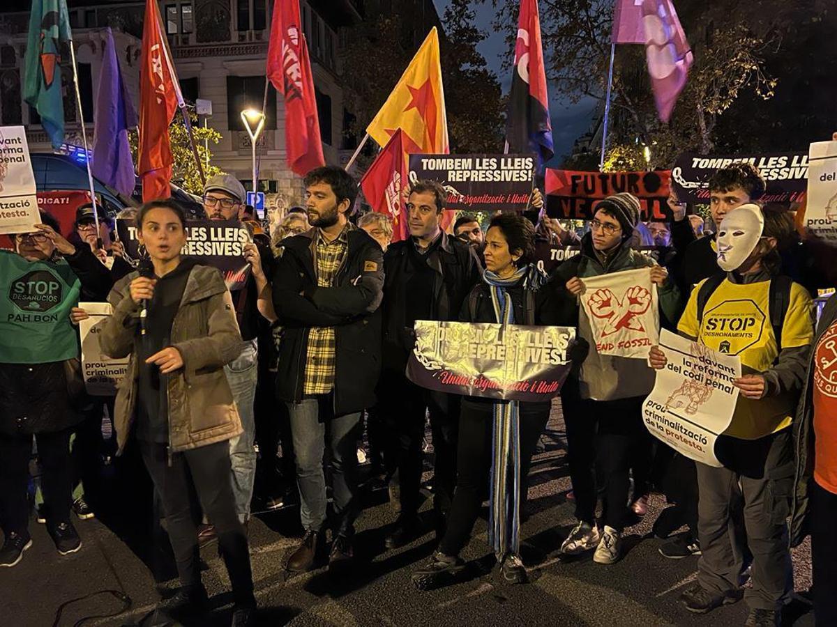 Más de 300 personas se concentran ante la delegación del Gobierno en Barcelona en contra de la reforma del Código Penal