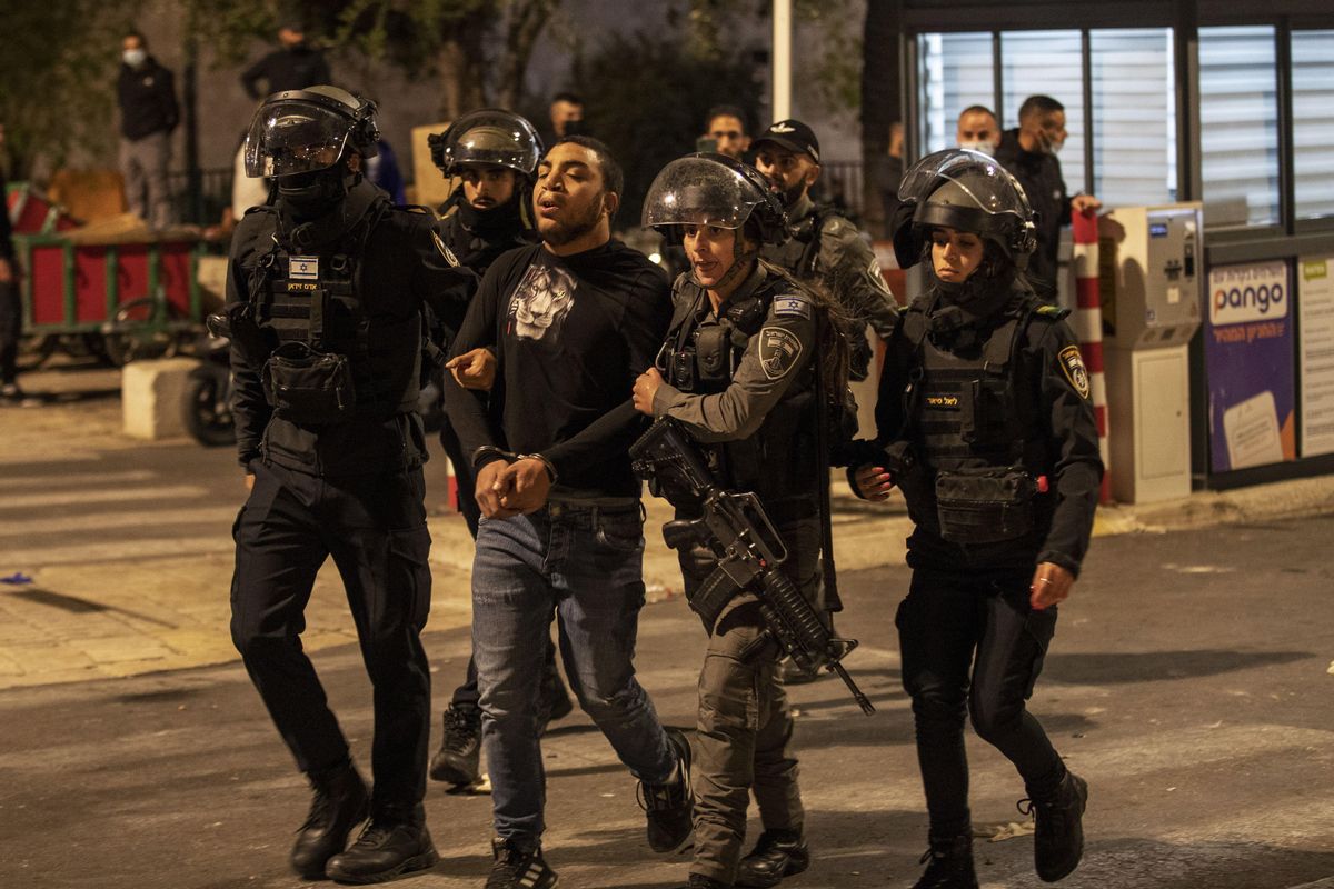 Agentes israelís llevan a un detenido palestino. Agentes israelís llevan a un detenido palestino.