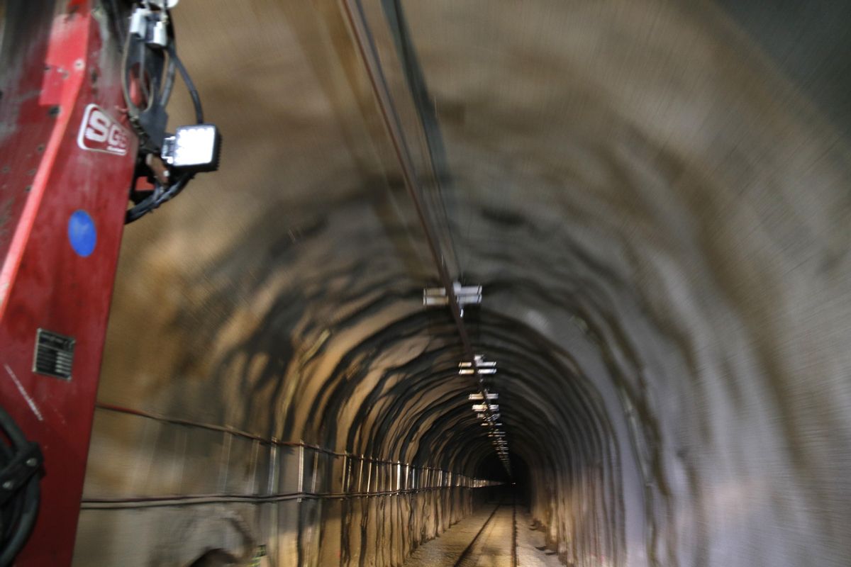 La catenaria del interior del túnel de Toses (Ripollès). La catenaria del interior del túnel de Toses (Ripollès).