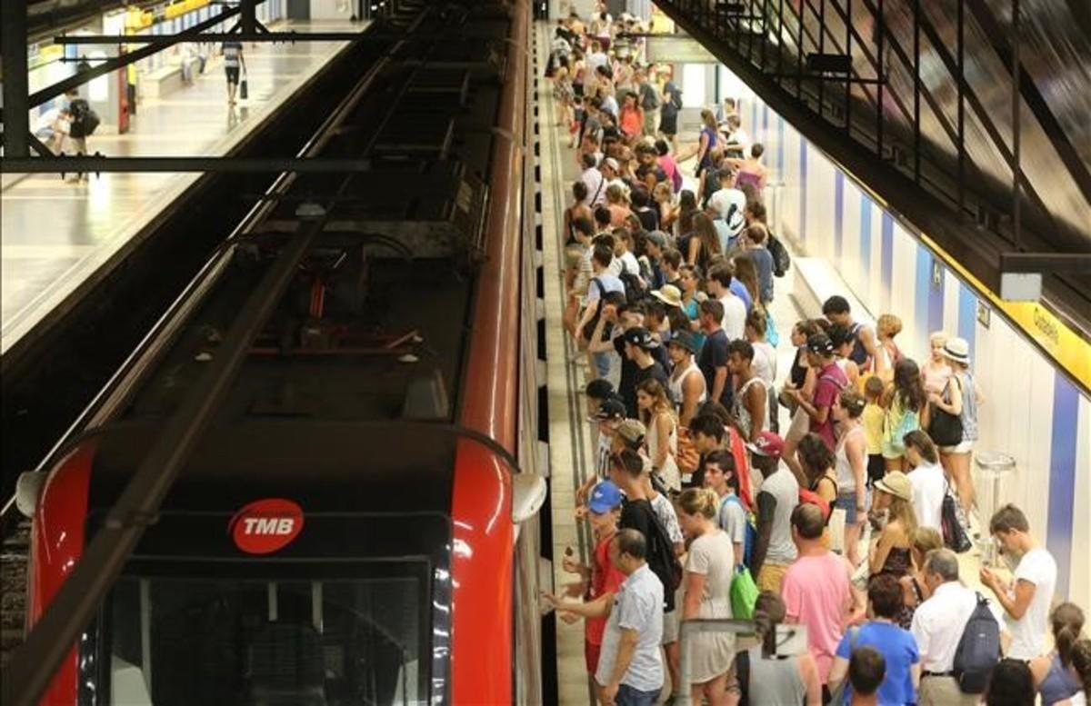 Estación de metro de la Barceloneta, a finales de julio.