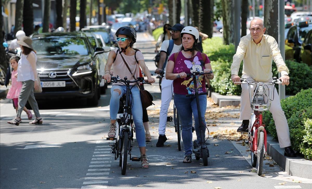 Carril bici de la Diagonal congestionado por la nueva movilidad.  