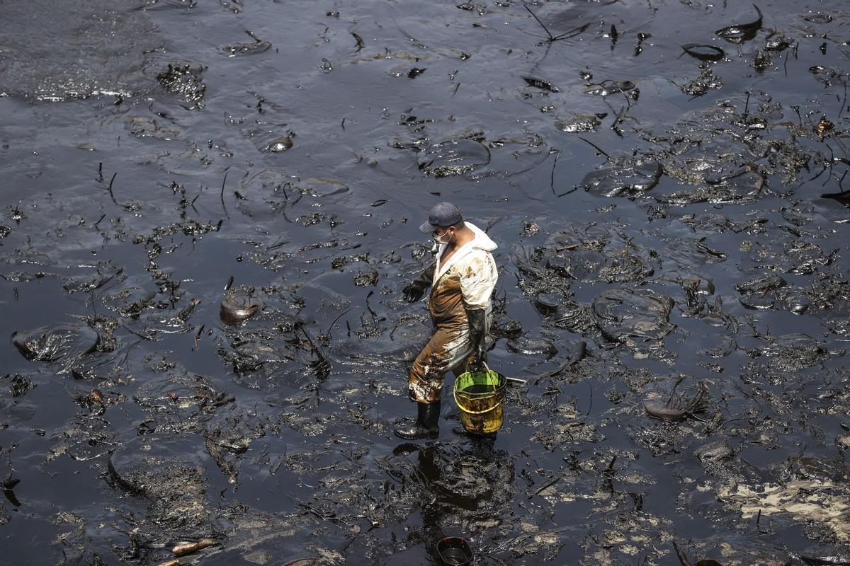 Grave vertido de petróleo en Perú desde una empresa española
