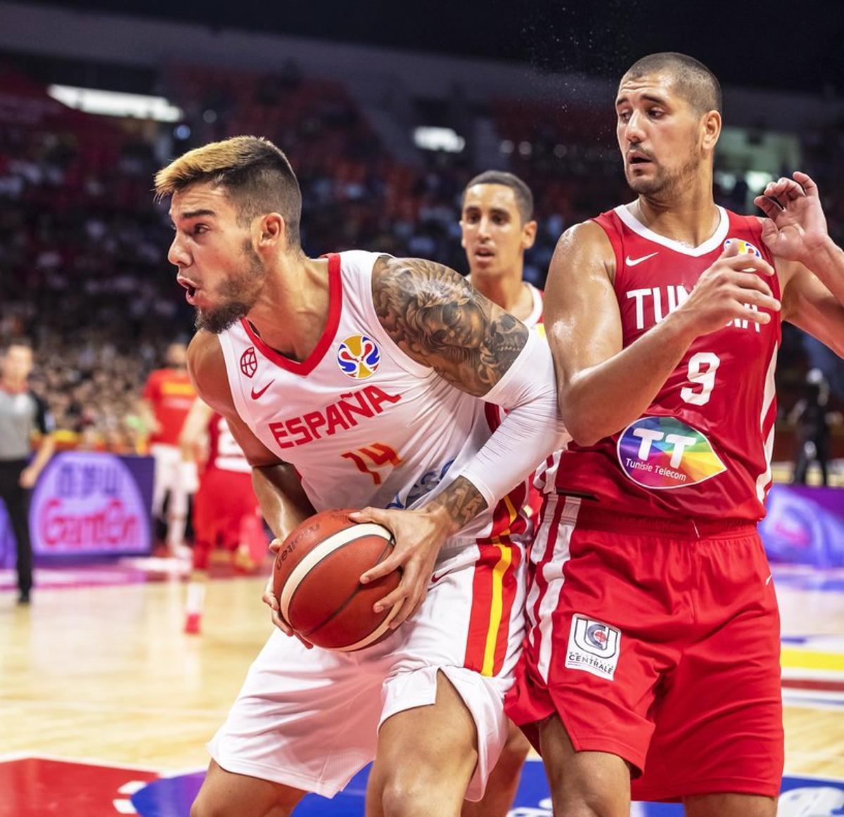 Guangzhou (China), 31/08/2019.- Willy Hernangomez Geuer (L) of Spain in action against Mohamed Hadidane (R) of Tunisia during the FIBA Basketball World Cup 2019 group C match between Spain and Tunisia in Guangzhou, China, 31 August 2019. (Baloncesto, España, Túnez, Túnez) EFE/EPA/ALEX PLAVEVSKI