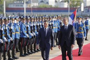 El presidente del Gobierno, Pedro Sánchez, junto al presidente de la República de Serbia, Aleksandar Vučić, a su llegada al palacio presidencial de Belgrado, este 29 de julio de 2022.