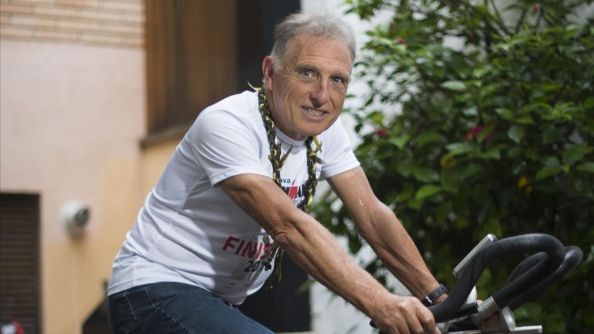 El exmarchador Josep Marin sobre la bicicleta estática tras conseguir un exitoso quinto puesto en el ironman de Hawai en el 2017. El exmarchador Josep Marin sobre la bicicleta estática tras conseguir un exitoso quinto puesto en el ironman de Hawai en el 2017.