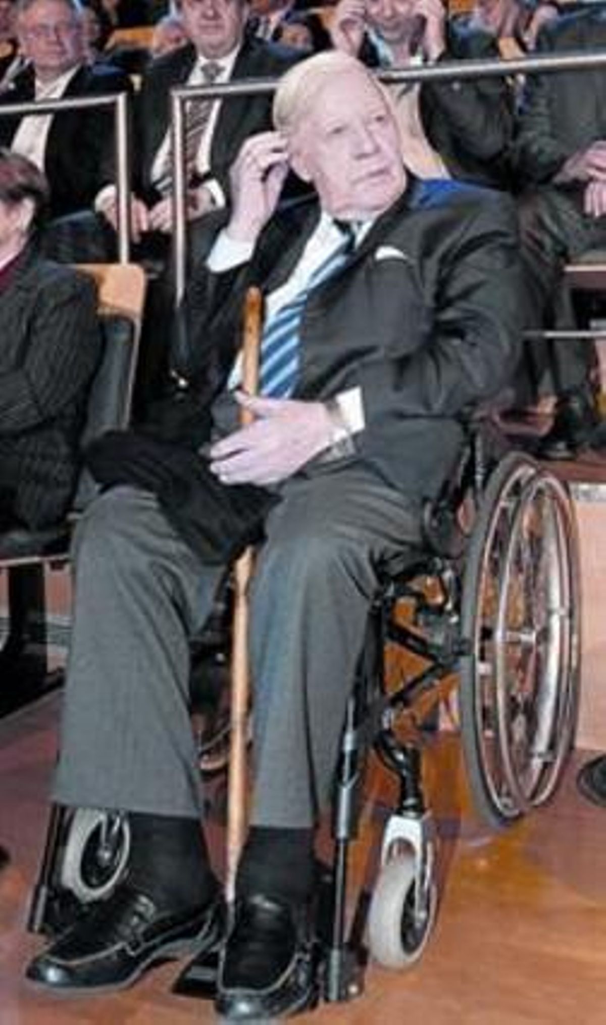 Salud frágil 8 Helmut Schmidt, en una televisión de Hamburgo. Salud frágil 8 Helmut Schmidt, en una televisión de Hamburgo.
