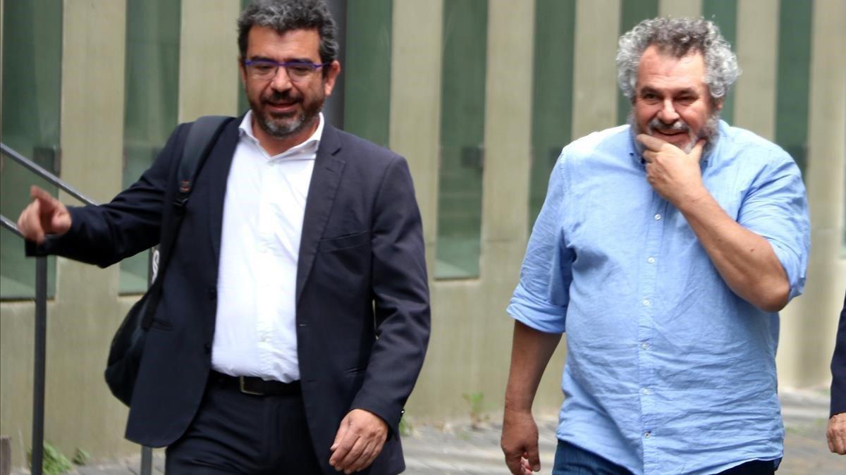 Víctor Terradellas (con camisa azul), junto con su abogado, en mayo del 2018 saliendo de los juzgados.