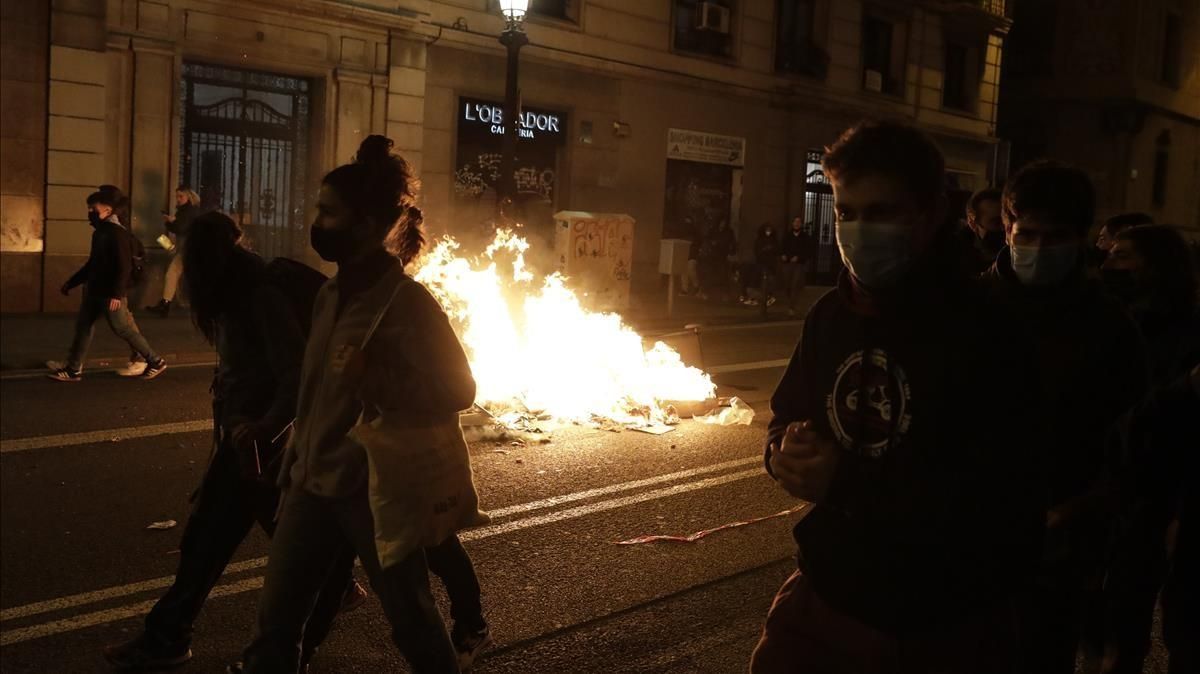 Hogueras en la calle el cuarto día de protestas por el encarcelamiento del rapero Pablo Hasél Hogueras en la calle el cuarto día de protestas por el encarcelamiento del rapero Pablo Hasél
