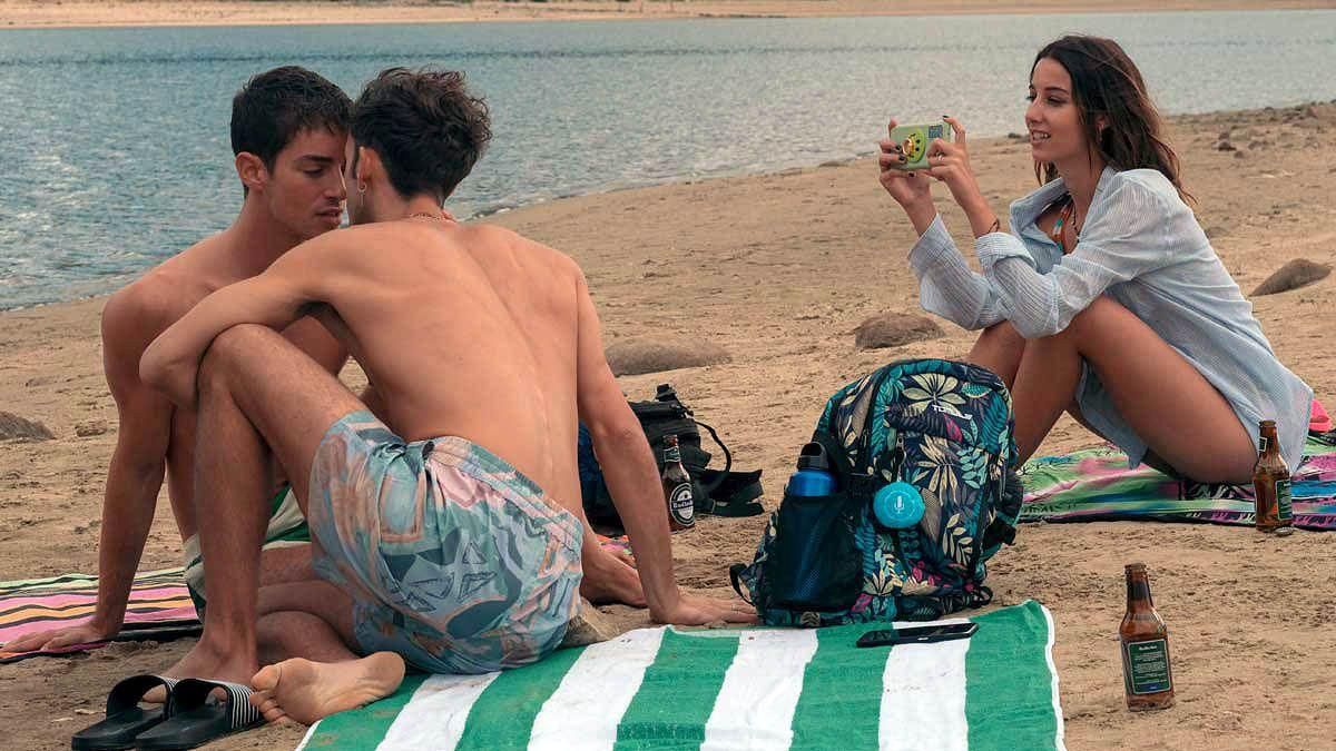 Manu Ríos (Marcos), Daniel Ibáñez (Raúl) y Amara Aberasturi (Sandra), en la serie ’La edad de la ira’. Manu Ríos (Marcos), Daniel Ibáñez (Raúl) y Amara Aberasturi (Sandra), en la serie ’La edad de la ira’.