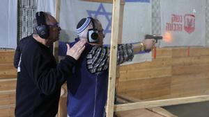 Un israelí, en una práctica de tiro en el asentamiento de Givat Ze’ev próximo a Jerusalén, este jueves.