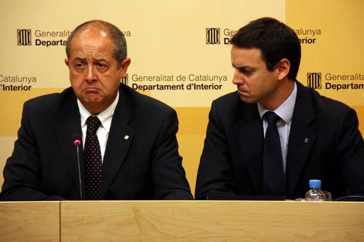 Felip Puig (izquierda), junto al director general de los Mossos d’Esquadra, Manel Prat, este viernes. Felip Puig (izquierda), junto al director general de los Mossos d’Esquadra, Manel Prat, este viernes.