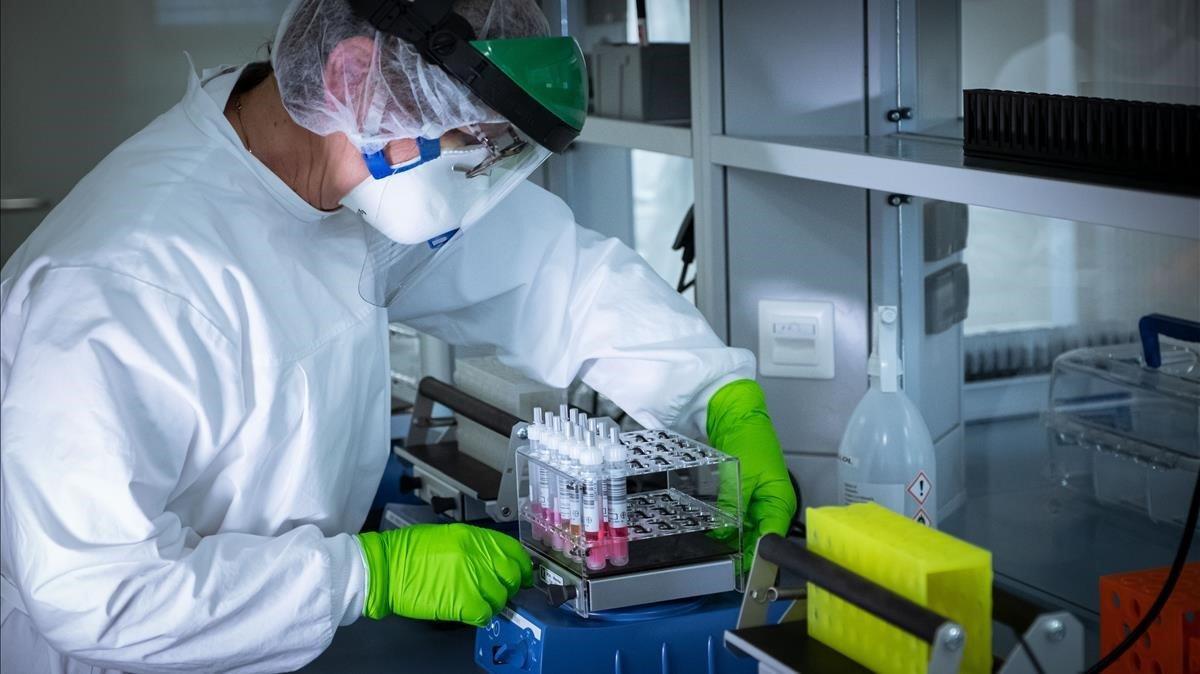 Un trabajador de un laboratorio trabaja para hallar una vacuna contra el coronavirus.
