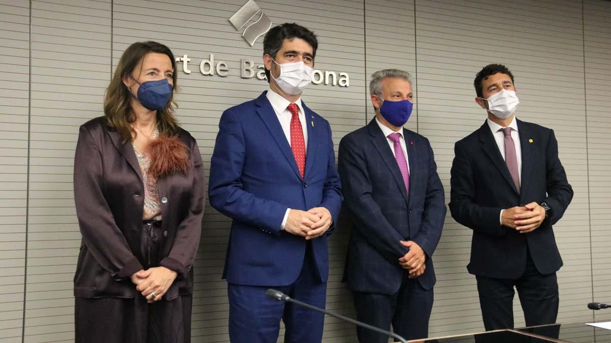 Conesa, Puigneró, Calvet y Toledo posan tras el anuncio de cambio de presidencia en Port de Barcelona.