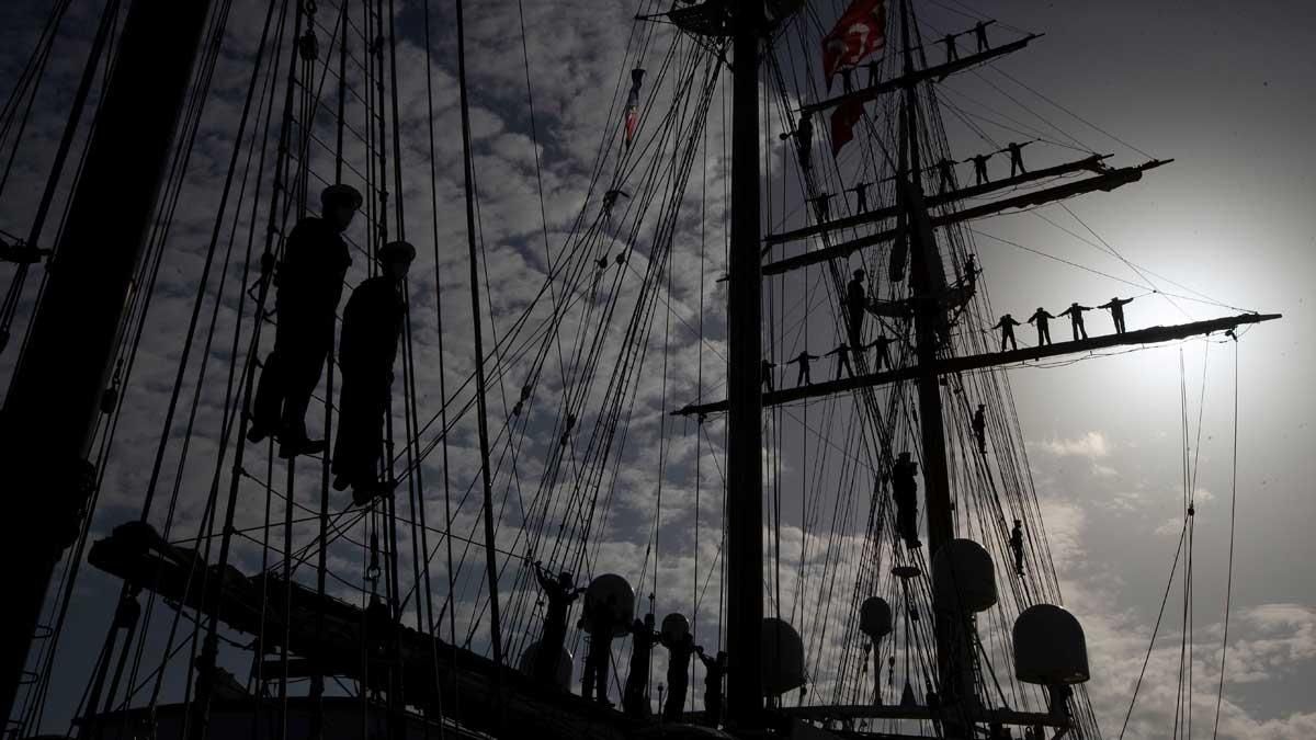 Acto de despedida del buque escuela de la Armada española, el ’Juan Sebastián Elcano’, el día que zarpó del puerto de Cádiz para iniciar su XCIV crucero de instrucción. Acto de despedida del buque escuela de la Armada española, el ’Juan Sebastián Elcano’, el día que zarpó del puerto de Cádiz para iniciar su XCIV crucero de instrucción.