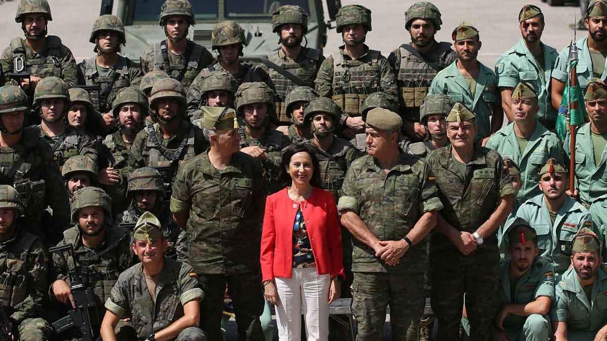 Margarita Robles junto a unidades de la Legión en Ronda. El Ministerio de Defensa ha anunciado que paraliza la venta de armas a Arabia Saudí.