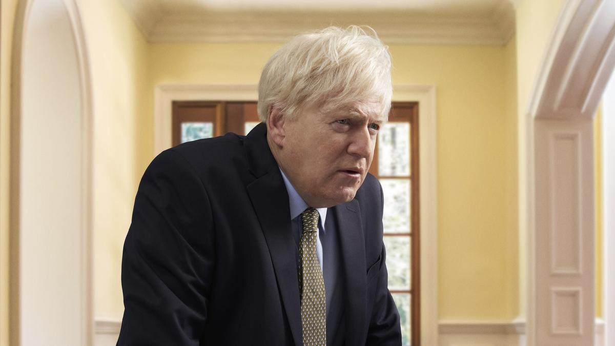 Kenneth Branagh caracterizado como Boris Johnson. Kenneth Branagh caracterizado como Boris Johnson.