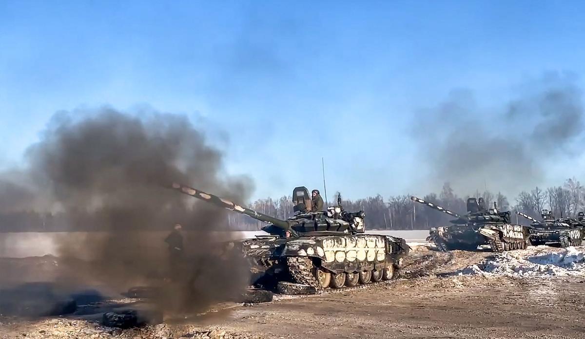 Tanques rusos se retiran de las zonas fronterizas con Ucrania, en una imagen tomada de un vídeo.