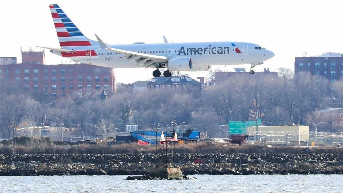 Un Boeing 737 Max 8 de la compañía American Airlines a punto de aterrizar en el aeropuerto de LaGuardia en Nueva York. Un Boeing 737 Max 8 de la compañía American Airlines a punto de aterrizar en el aeropuerto de LaGuardia en Nueva York.