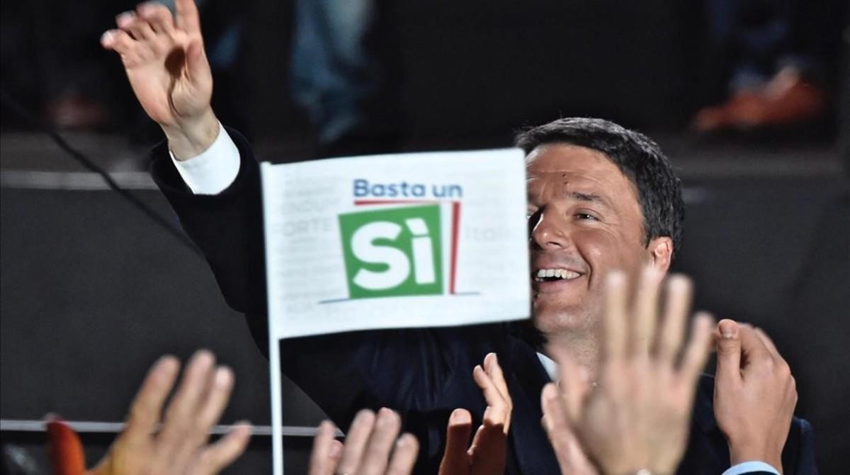 Renzi saluda a sus seguidores tras un discurso durante la campaña por el ’sí’ en el referéndum constitucional, en Florencia, el 2 de diciembre.