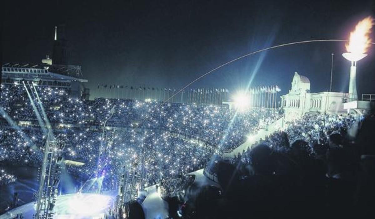 La flecha flamígera disparada por el arquero Rebollo sobrevuela el pebeterodel estadio en el momentode su encendido, la nochedel 25 de julio de 1992.
